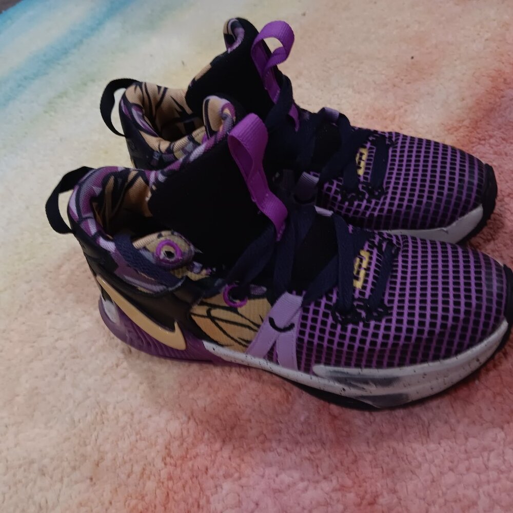 Nike Youth LeBron Witness 7 SE GS Lakers Graffiti sneakers Size 4 - Picture 2 of 8
